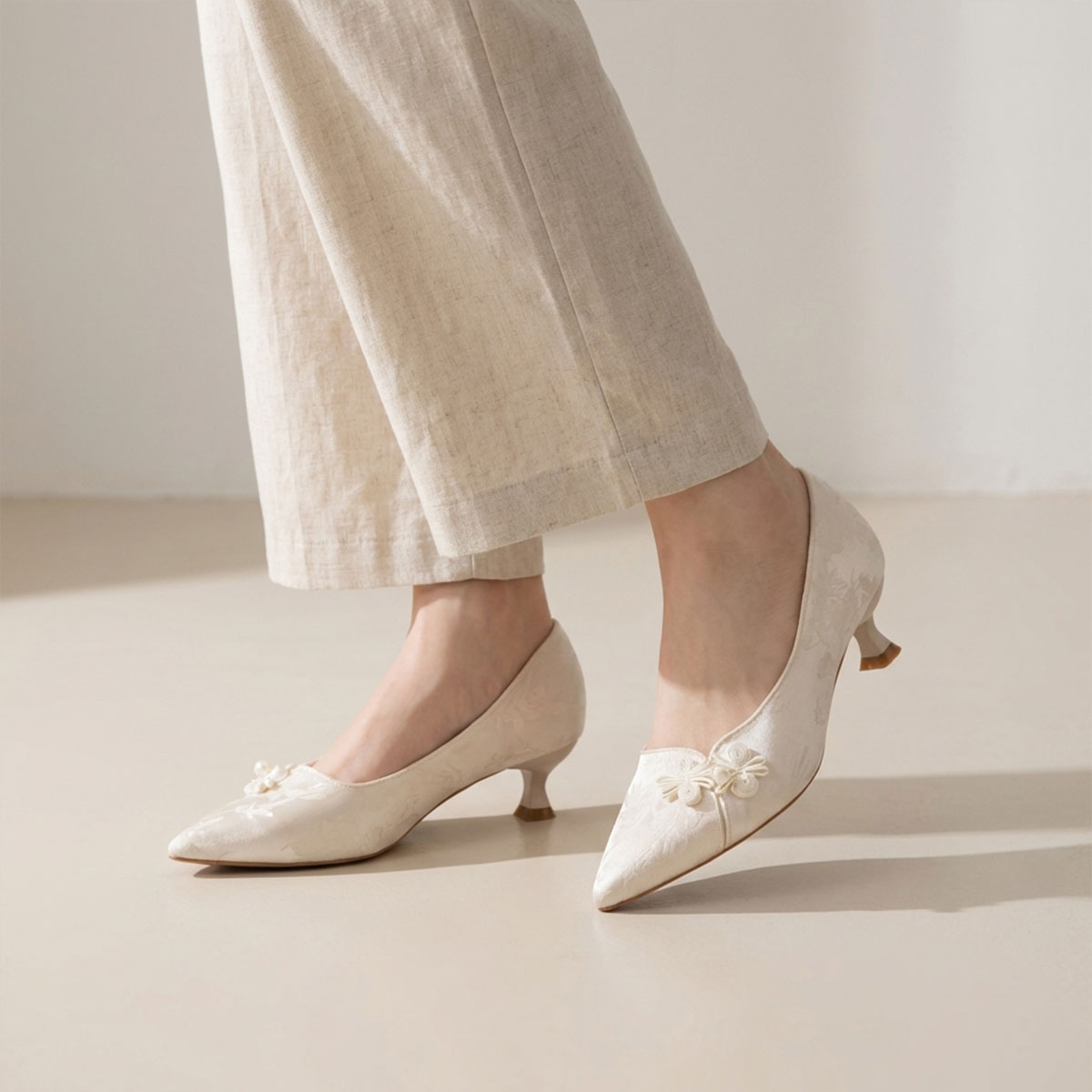 White Black Jacquard Pointed Toe Kitten Heel Pumps, Elegant Floral Accent Women's Dress Shoes Ivory Black Wedding & Party Pumps foto 3