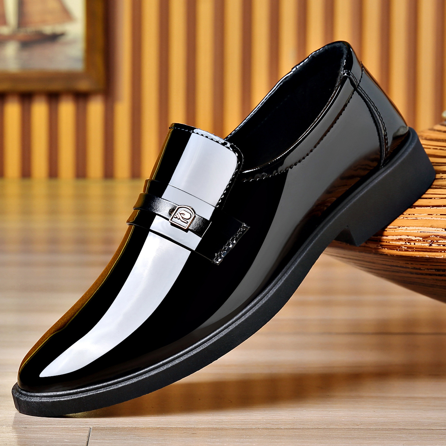 Dress Leather Shoes With A Mirror Like Slip On Design foto 4