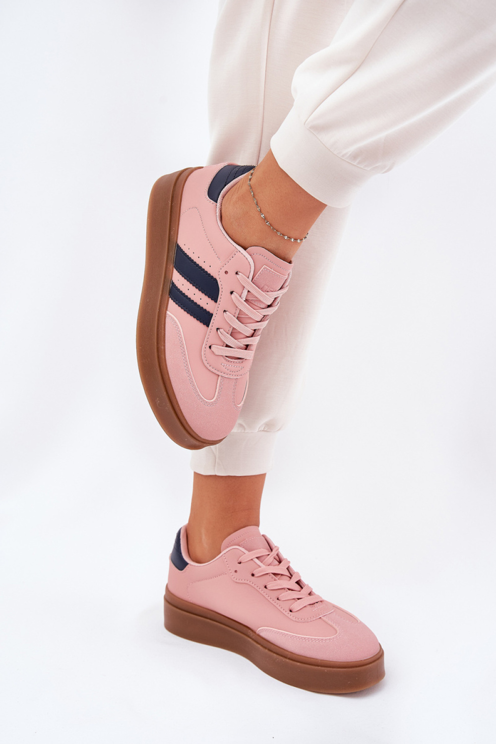 Sportschoenen op een platform Step in style foto 3
