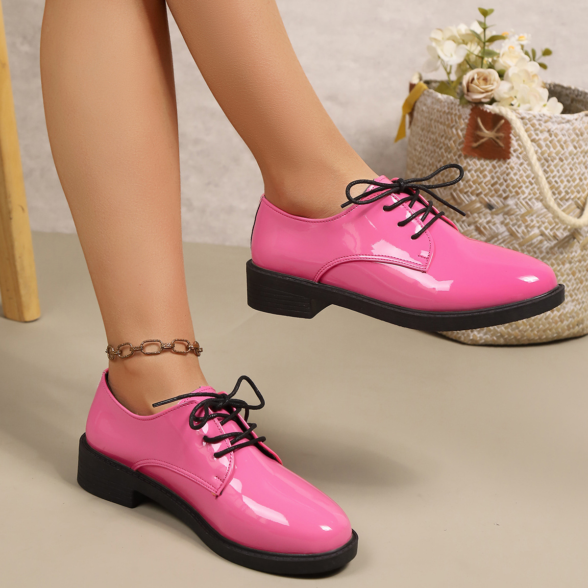 Women's Fashionable Retro Plus-Size Lace-Up Flat Shoes foto 4