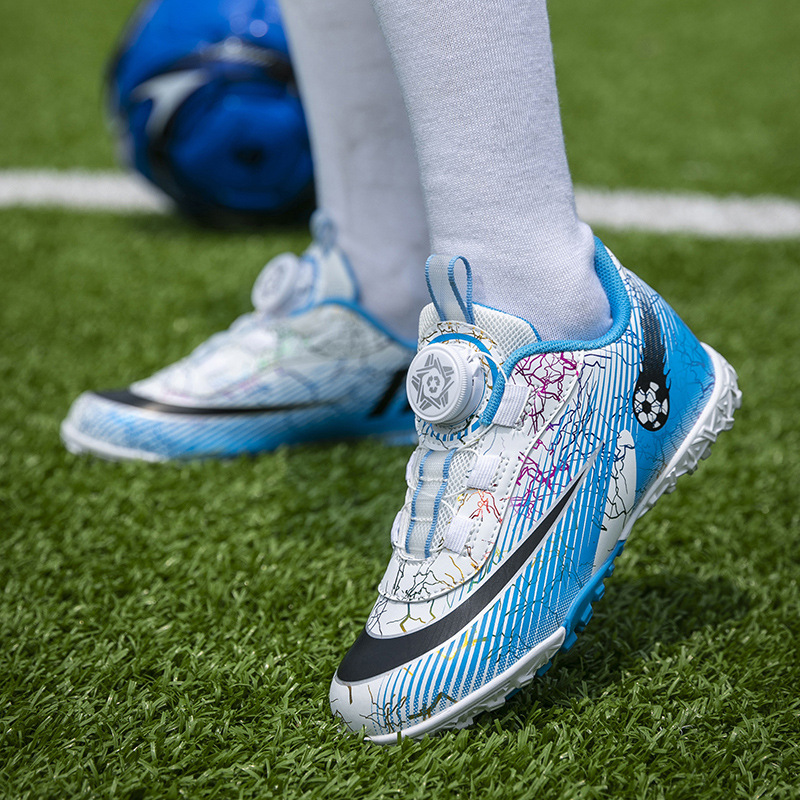 Girls Professional Soccer Shoes Rotating Buckle Broken Nail TF Primary School Students Boys Velcro Grass Non-slip Training Shoes Female foto 4