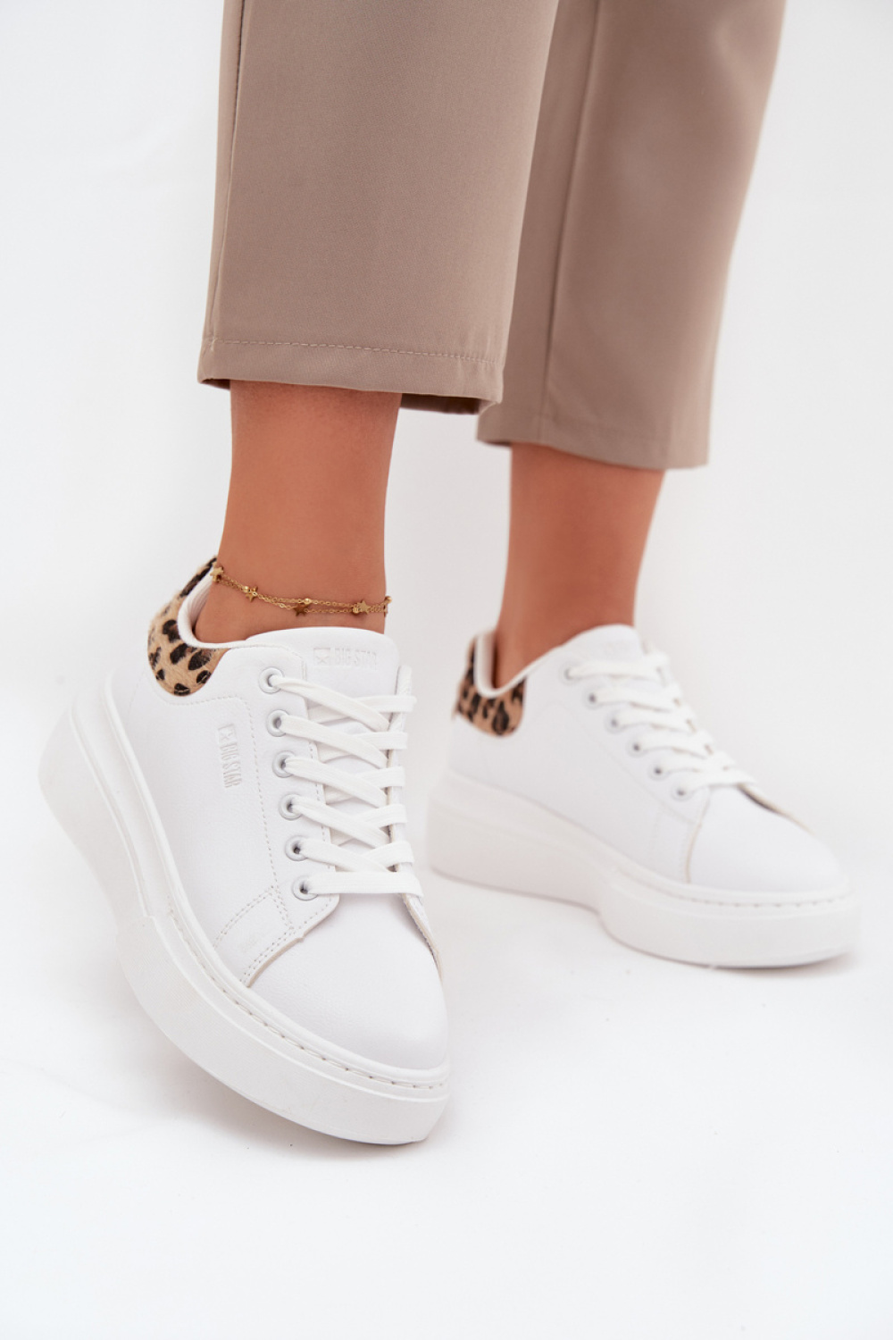 Sportschoenen op een platform Step in style