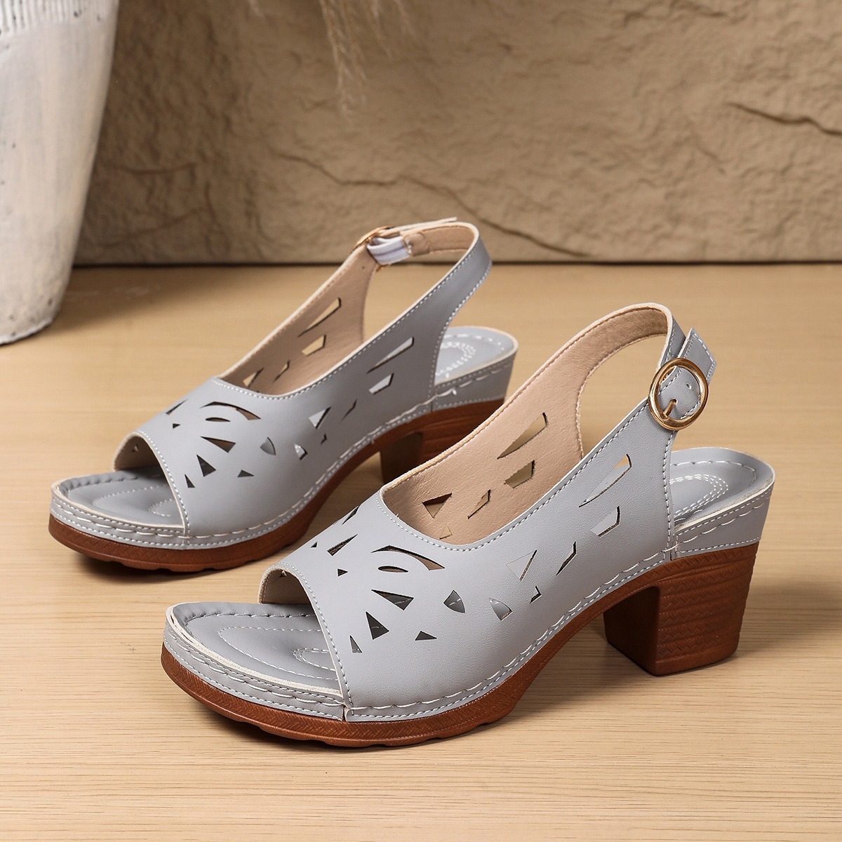 Retro-style Hollow-out Fashionable Fish-mouth Sandals With A Buckle For Outerwear foto 5