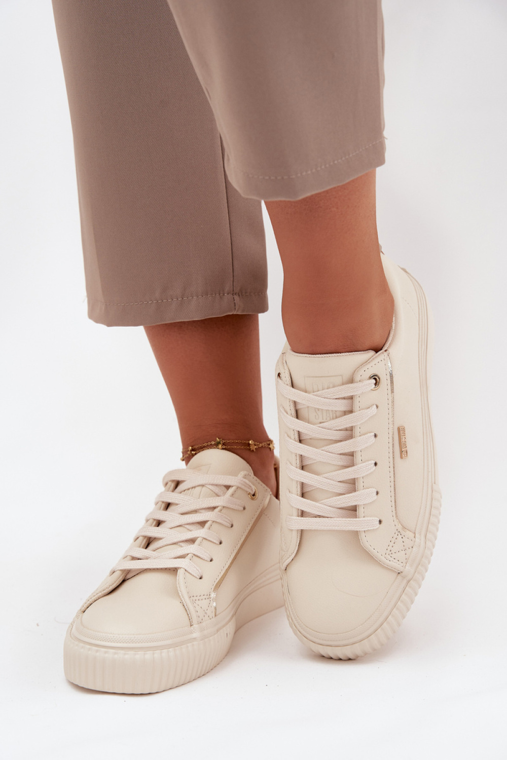 Sportschoenen op een platform Step in style foto 3