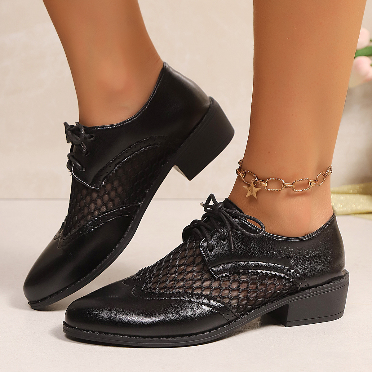 Retro Soft Leather Low Heel Brogue Lace-up Flat Pointed Pumps foto 2