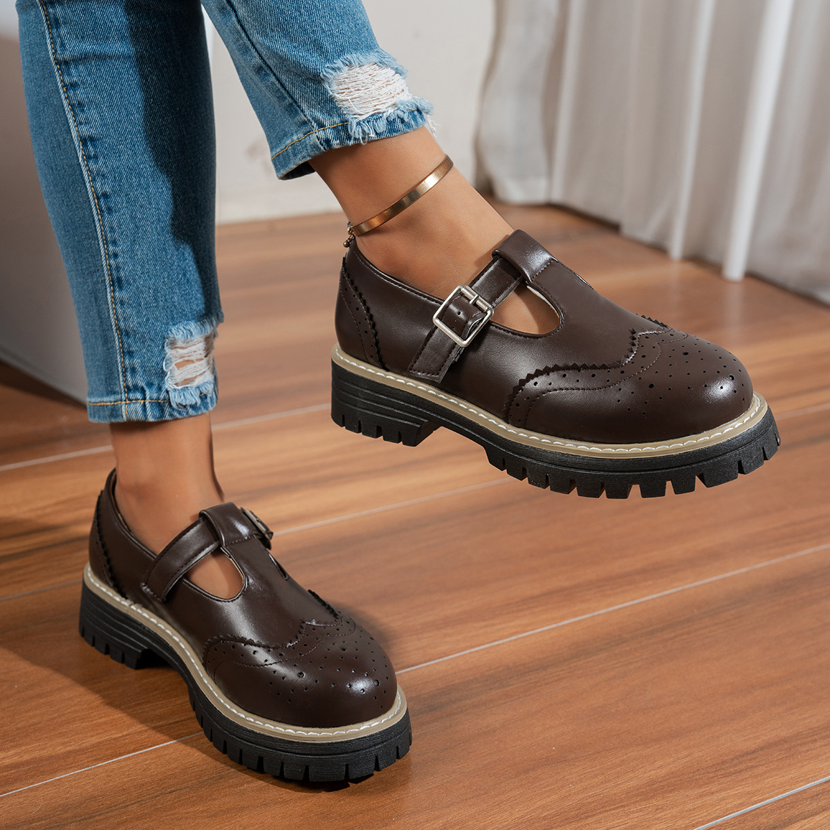 Retro British-style Hollow-out Buckle Pumps