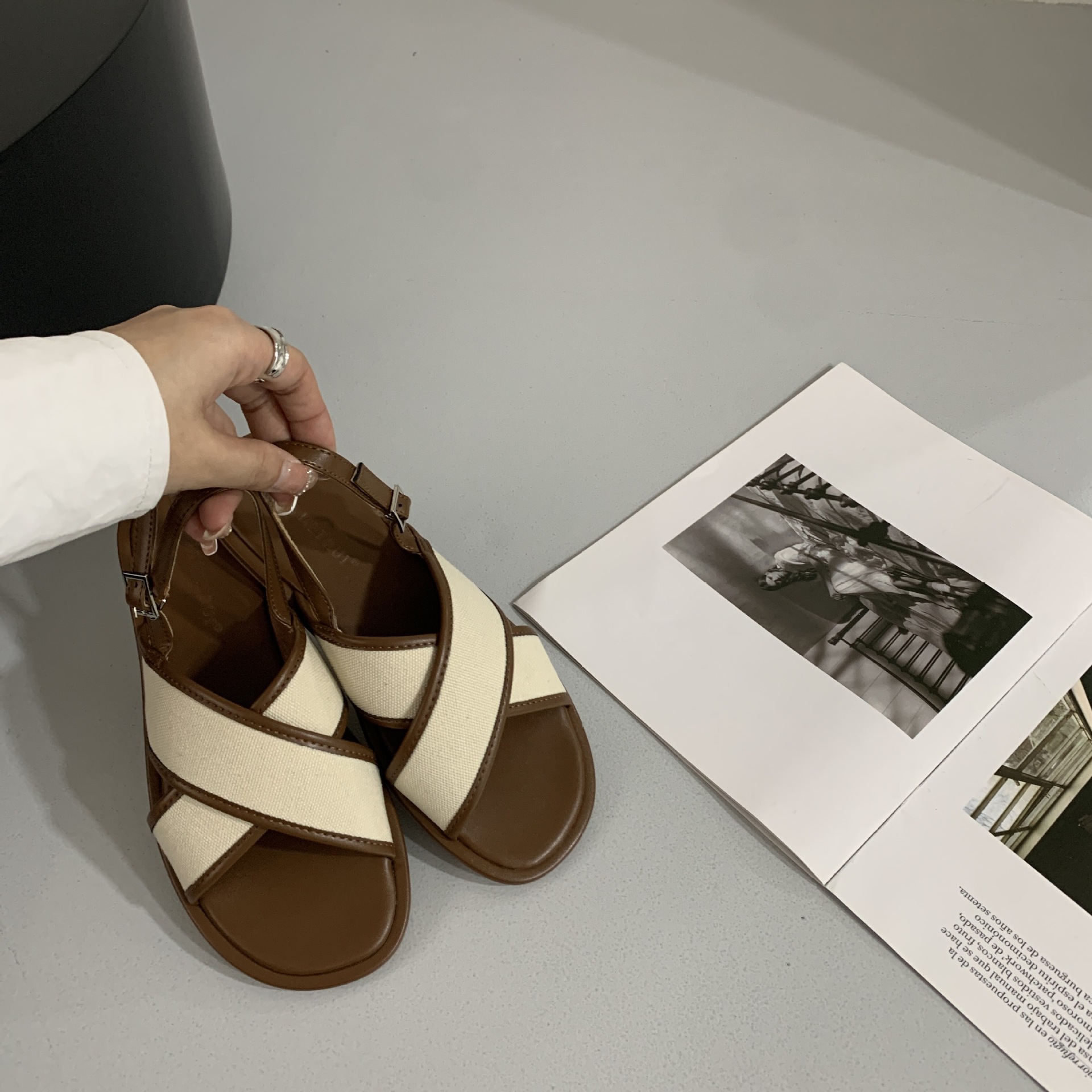 Womens Woven Vintage Minimalist Cross-strap Sandals With A Buckle foto 3