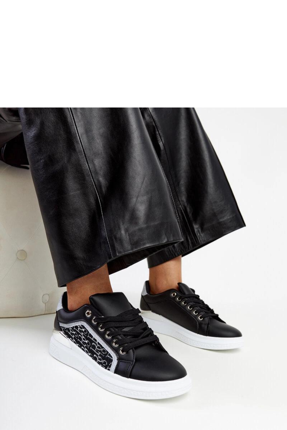 Sportschoenen op een platform Solea