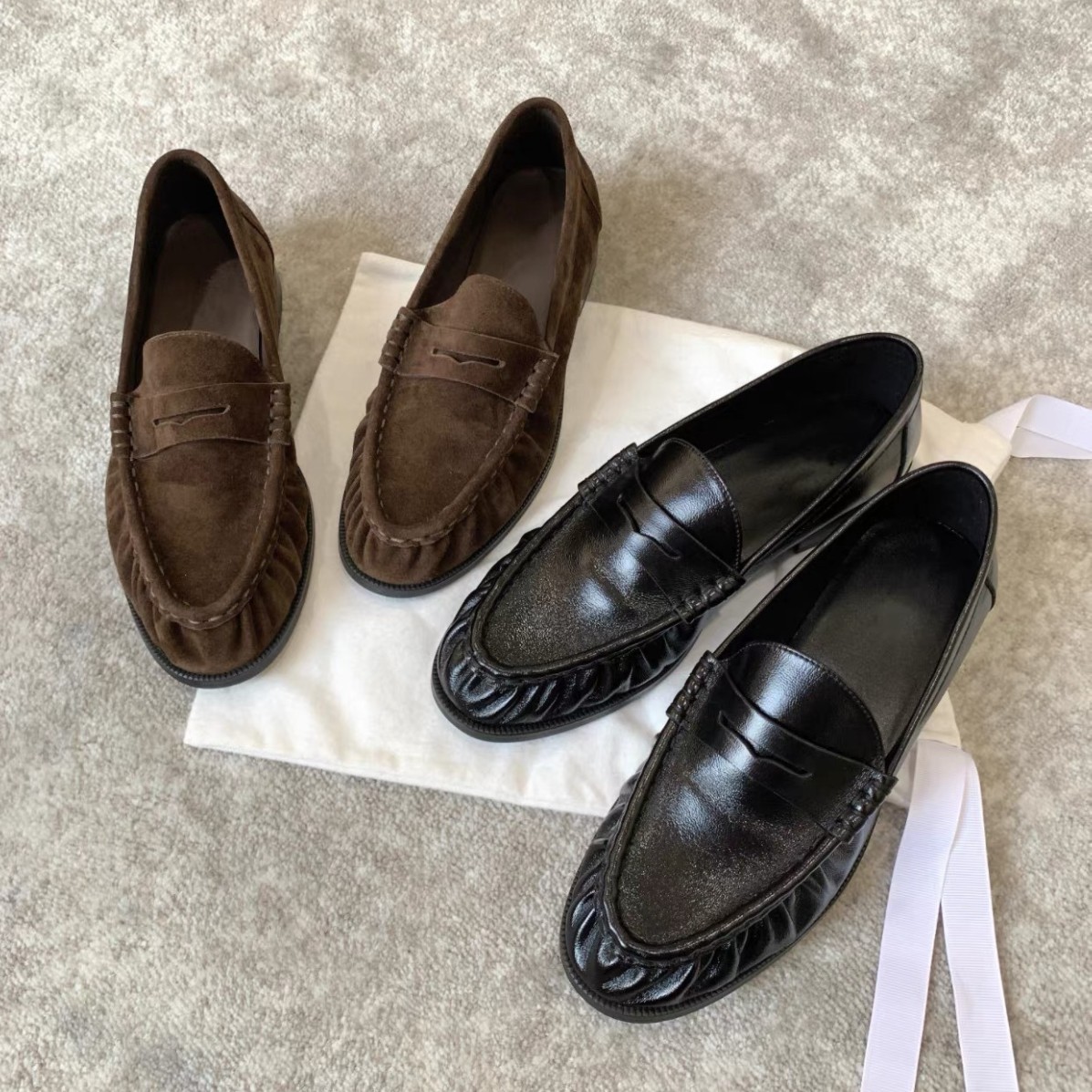New Retro Round-Toe Pleated Suede Chunky-Heel Loafers foto 5