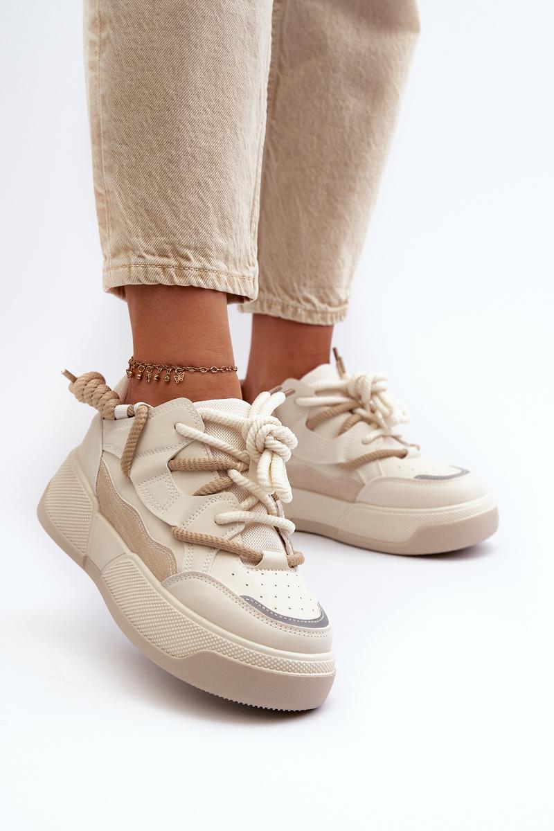 Sportschoenen op een platform Step in style