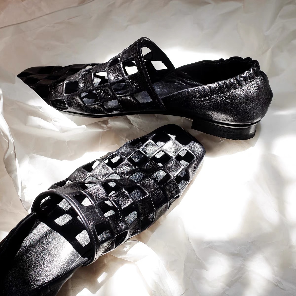 Womens Retro Flat Shoes With Hollowed-Out Pleats For A Sophisticated Look foto 3