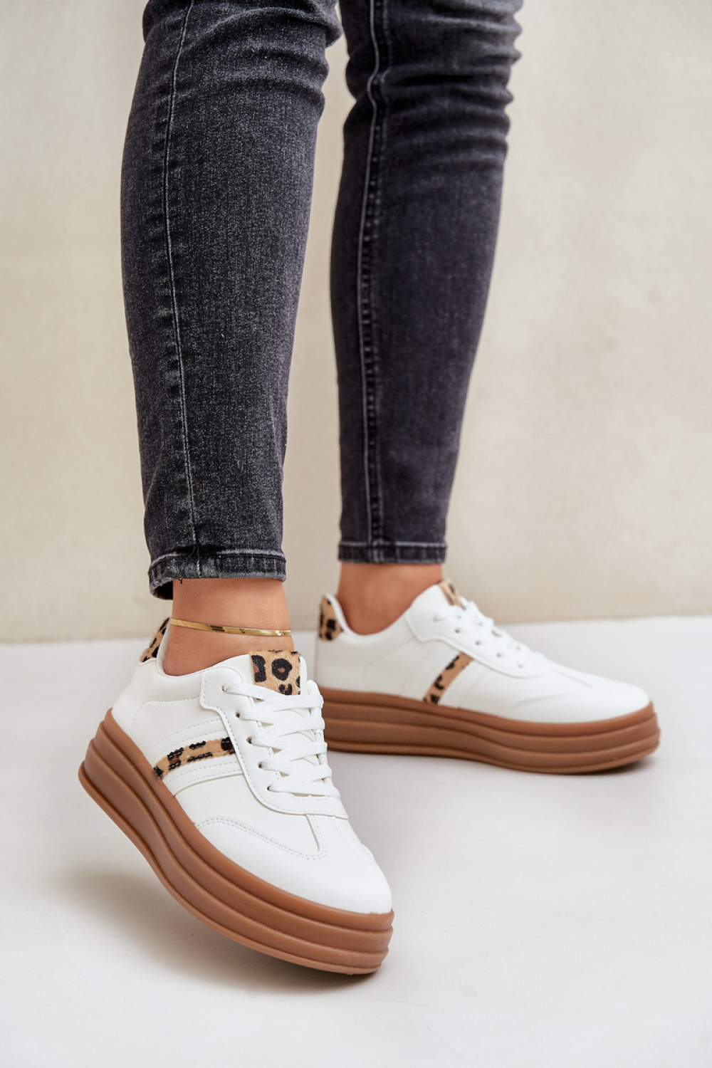 Sportschoenen op een platform Step in style