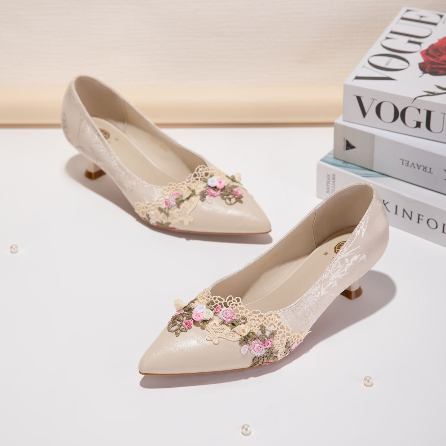 Mint-colored Jacquard Pointed Kitten Heels And Women's Shoes. Lace Flower Embroidery Low-cut Sandals. Gentle And Elegant High-heeled Shoes. Formal And Casual Lady Shoes For Events. foto 5