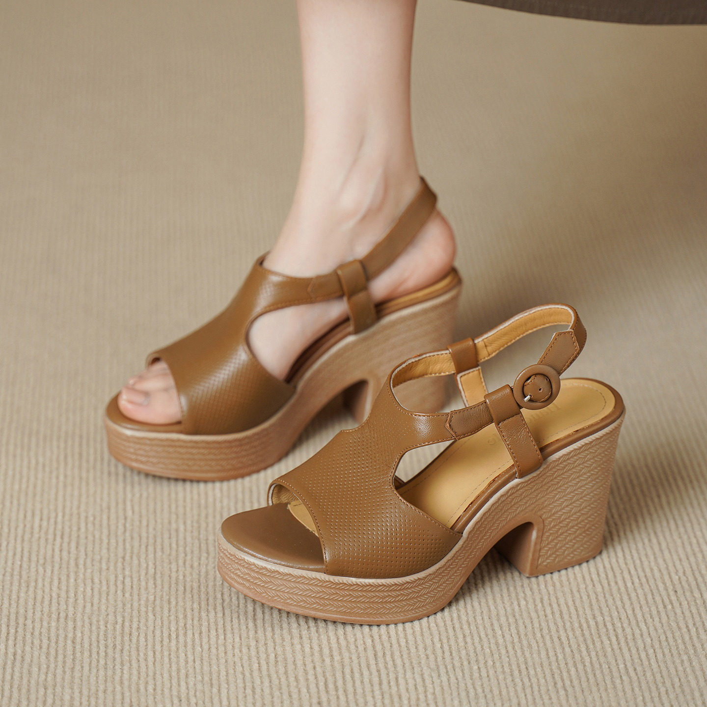 Handcrafted Full-Grain Lambskin Chunky Heel Platform Sandals, Women's Perforated Slingback Shoes foto 3