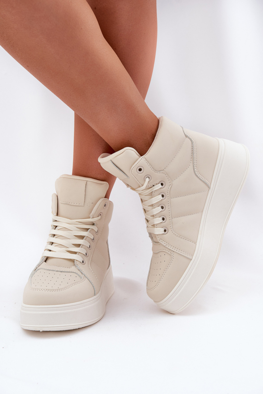 Sportschoenen op een platform Step in style foto 3