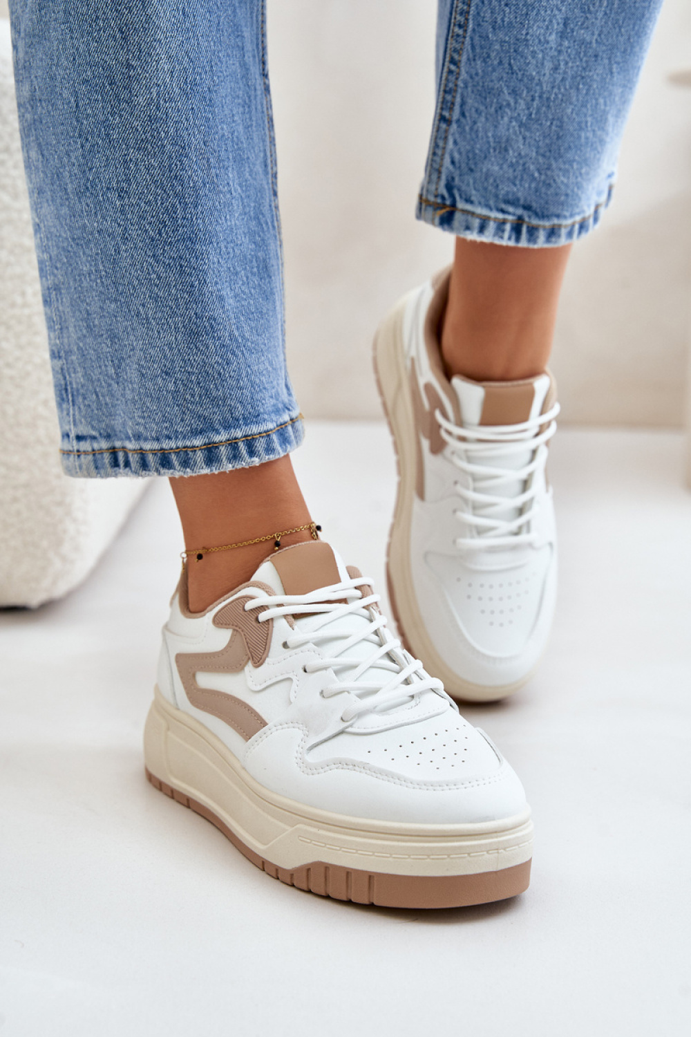 Sportschoenen op een platform Step in style