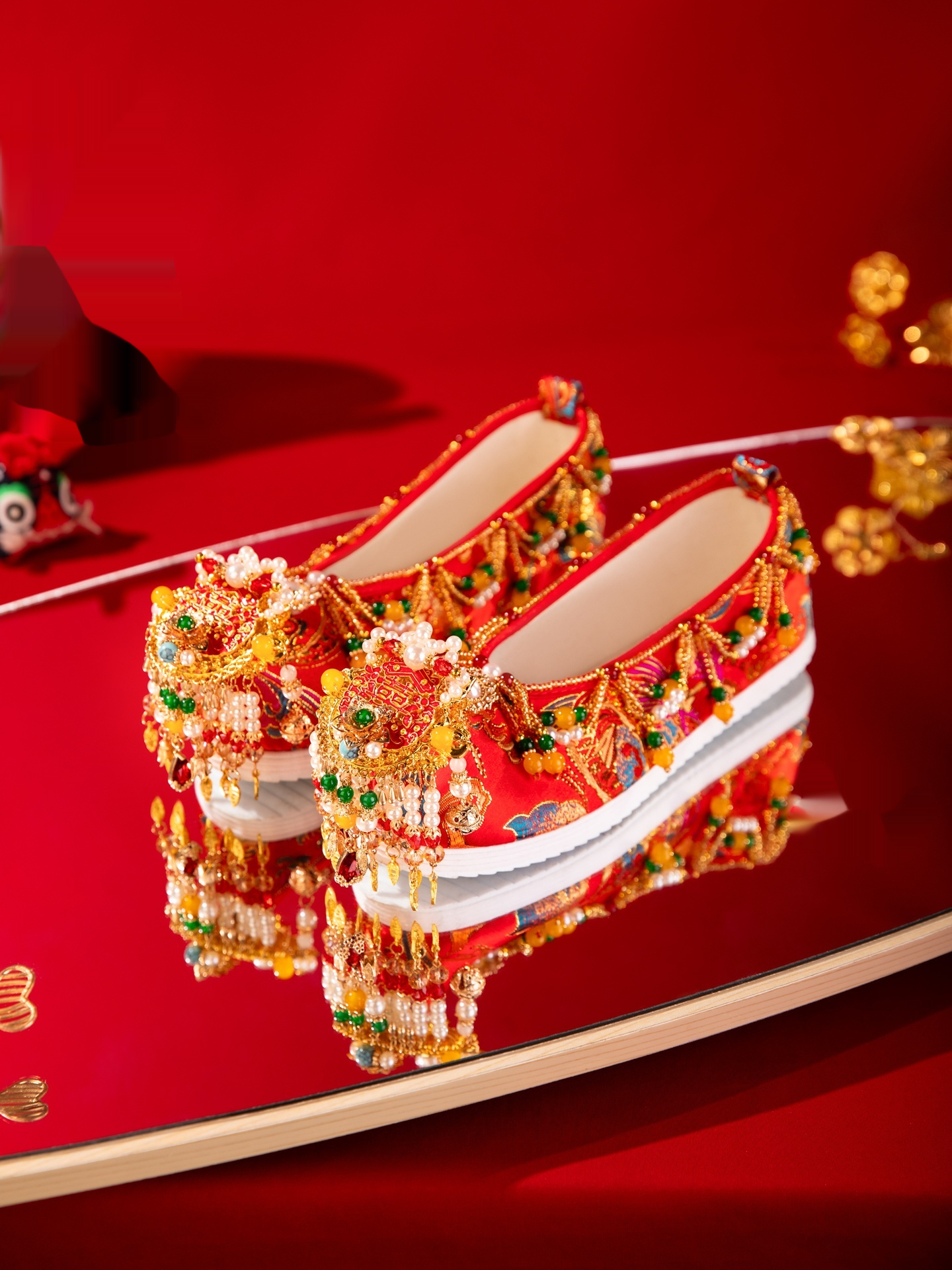 Original Handmade Red Hanfu Wedding Shoes, Chinese Bride Tassel Embroidered Xiuhe Hanfu Platform Shoes For Women foto 2