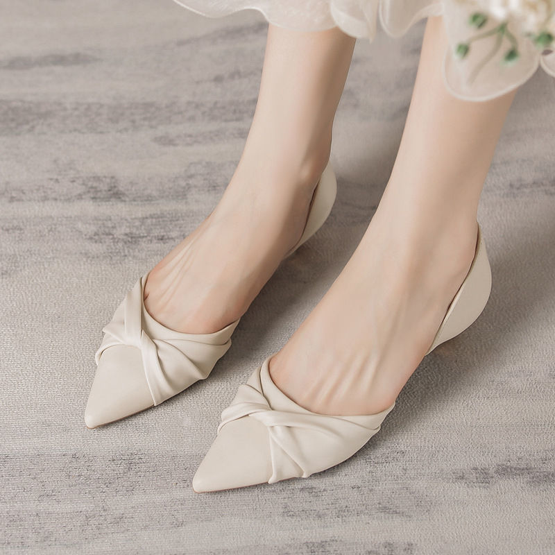 New Low-heeled, Versatile Hollow-out Bow Pumps foto 3