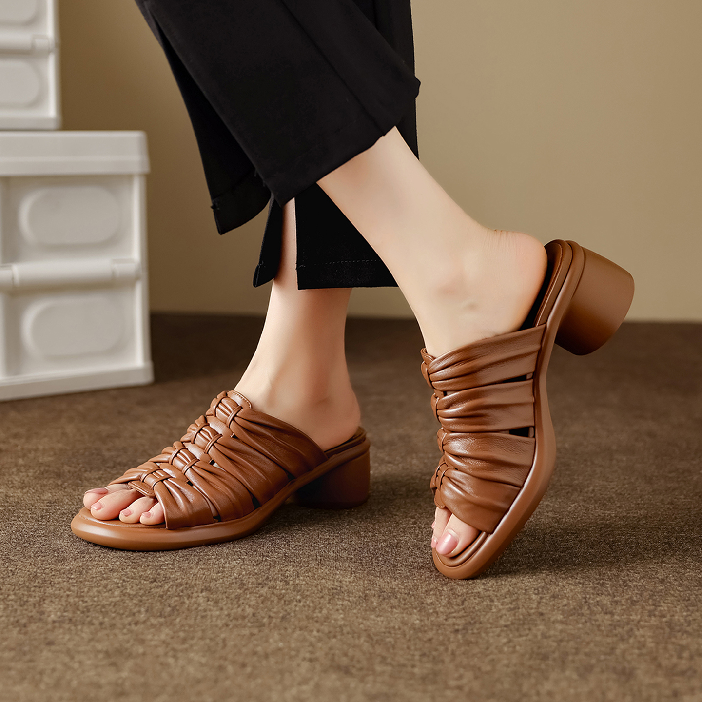 Women's Premium Genuine Lambskin Ruched Slide Sandals, Block Heel Open-Toe Mules foto 2