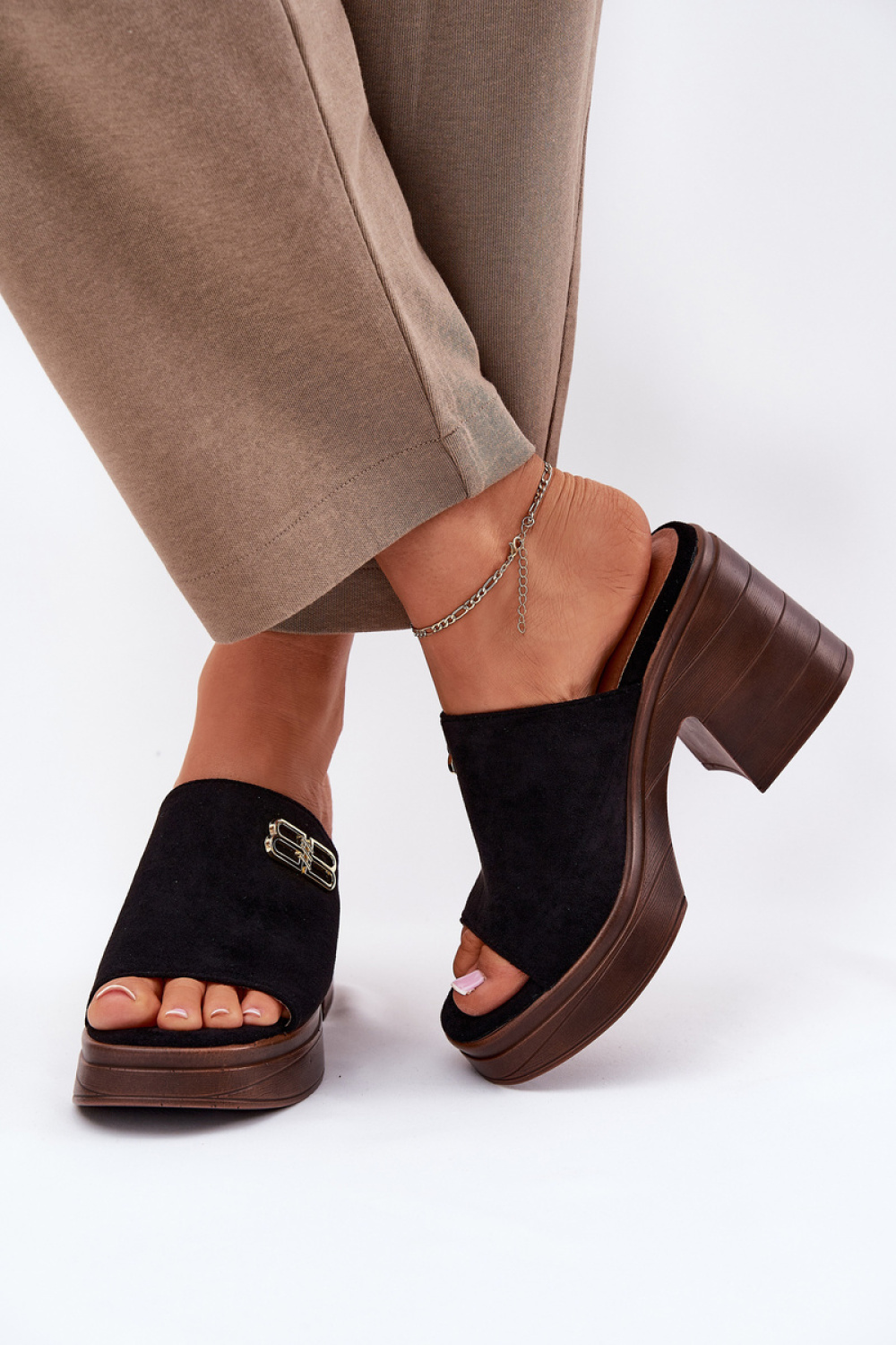 Hakken slippers Step in style