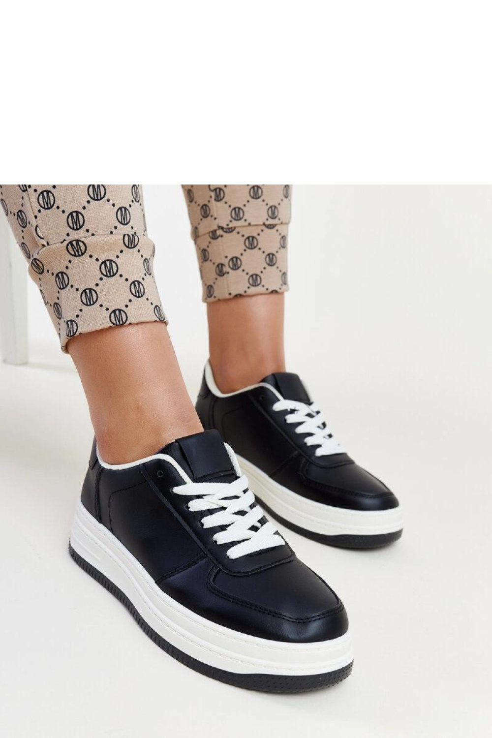 Sportschoenen op een platform Solea