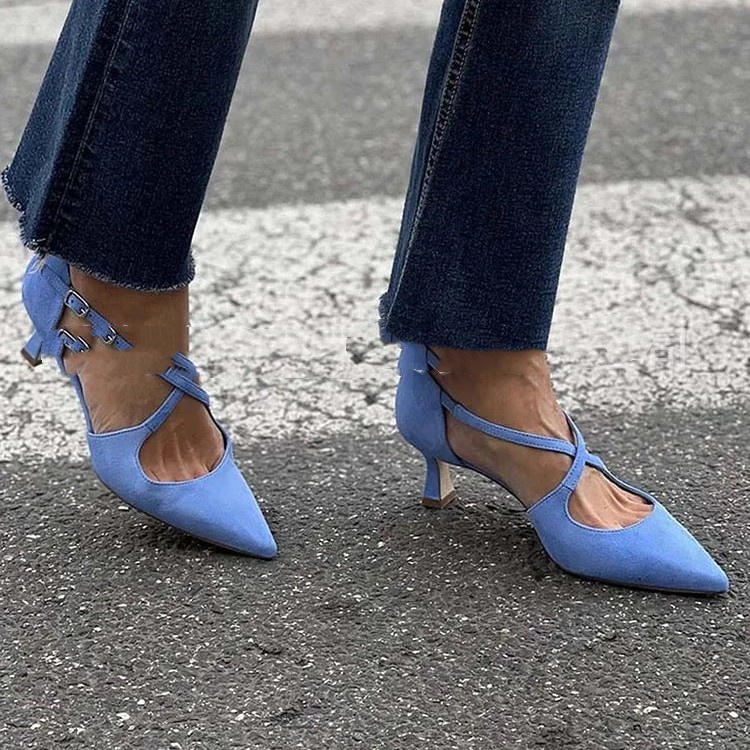 Plus Size Pointed Toe Suede Cross Buckle Strap Hollowed Sandals foto 4