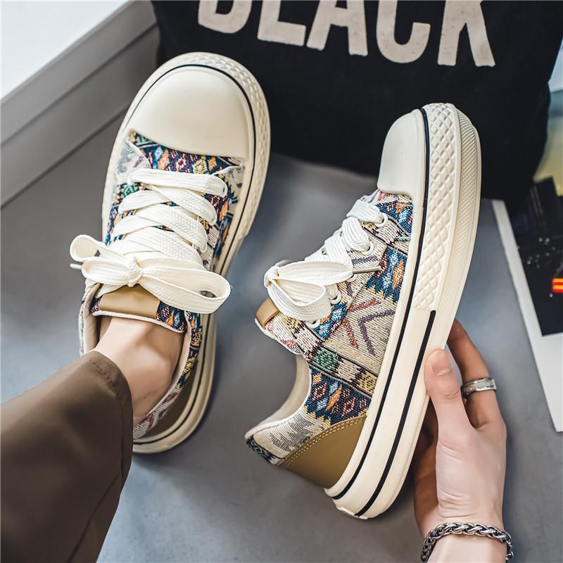 Casual Graffiti Embroidered Canvas Shoes foto 2