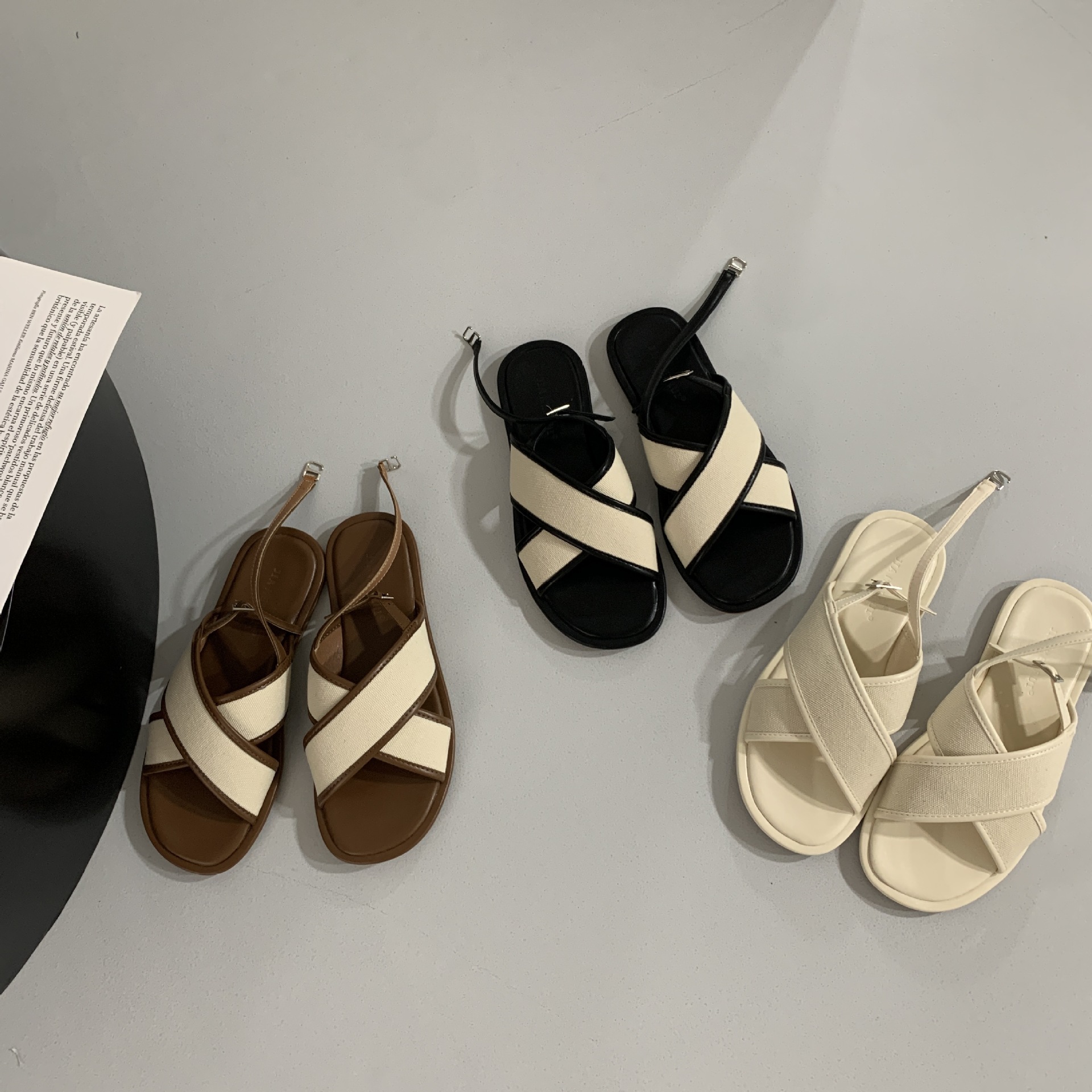 Womens Woven Vintage Minimalist Cross-strap Sandals With A Buckle foto 5