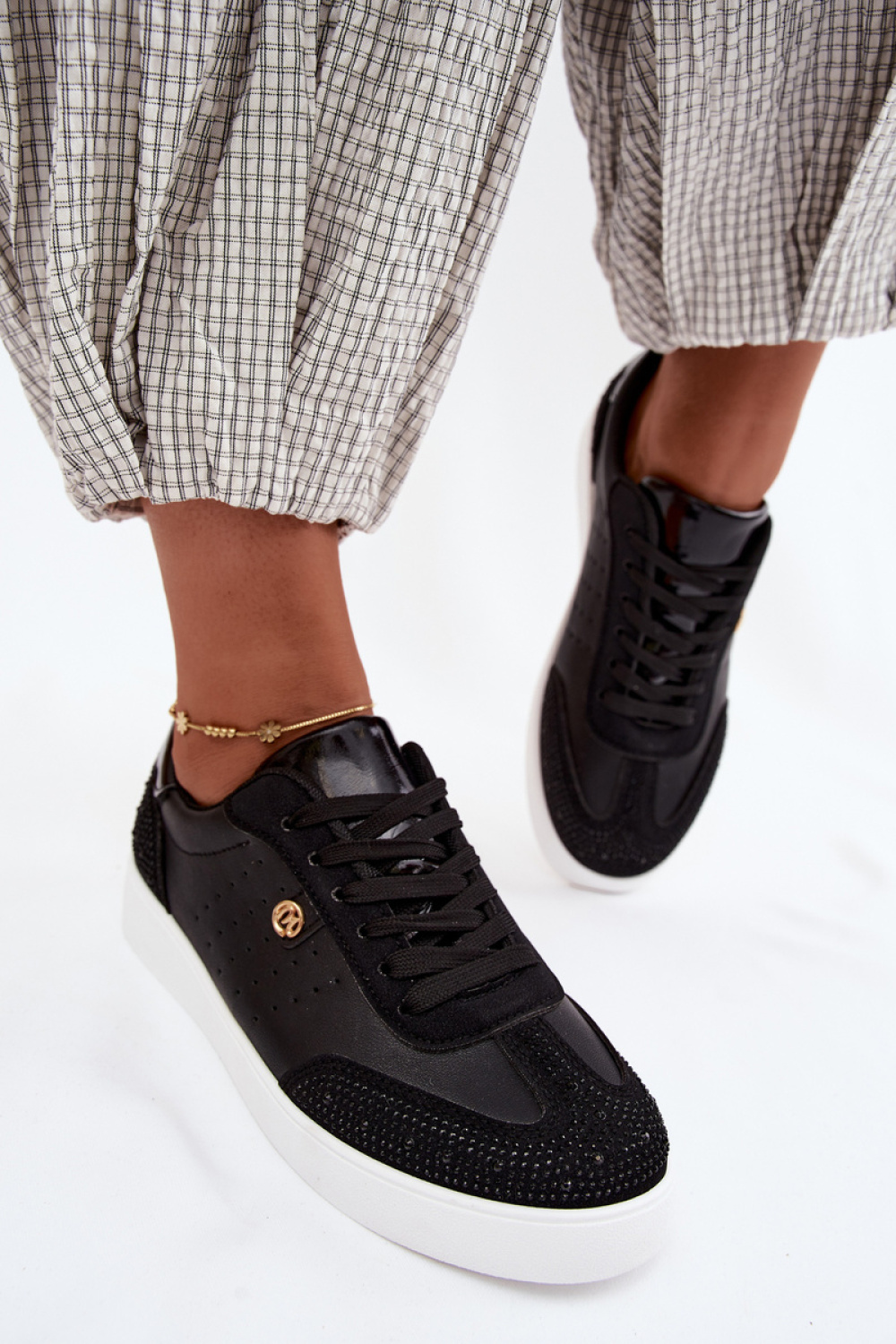 Sportschoenen op een platform Step in style foto 3