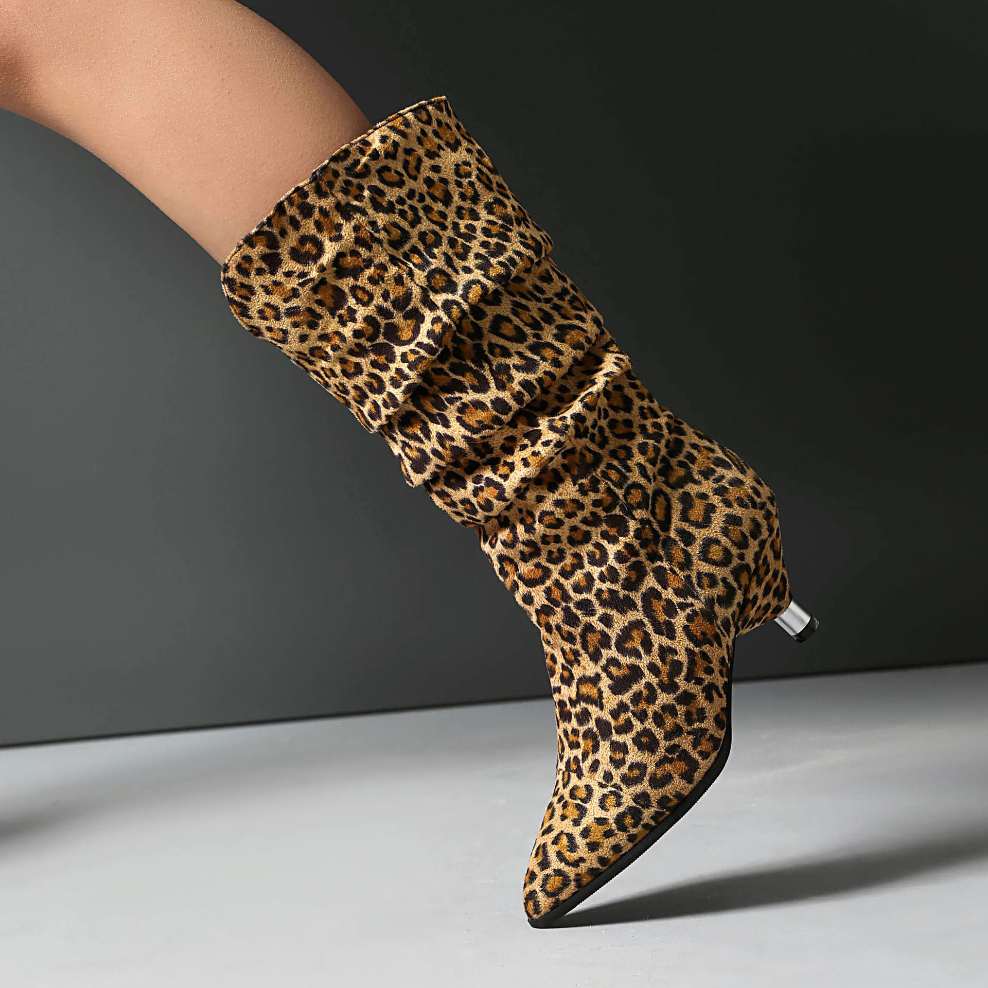 Stiletto-Heel Leopard-Print Pointed-Toe Ankle Boots With Turned-Over Cuffs foto 3