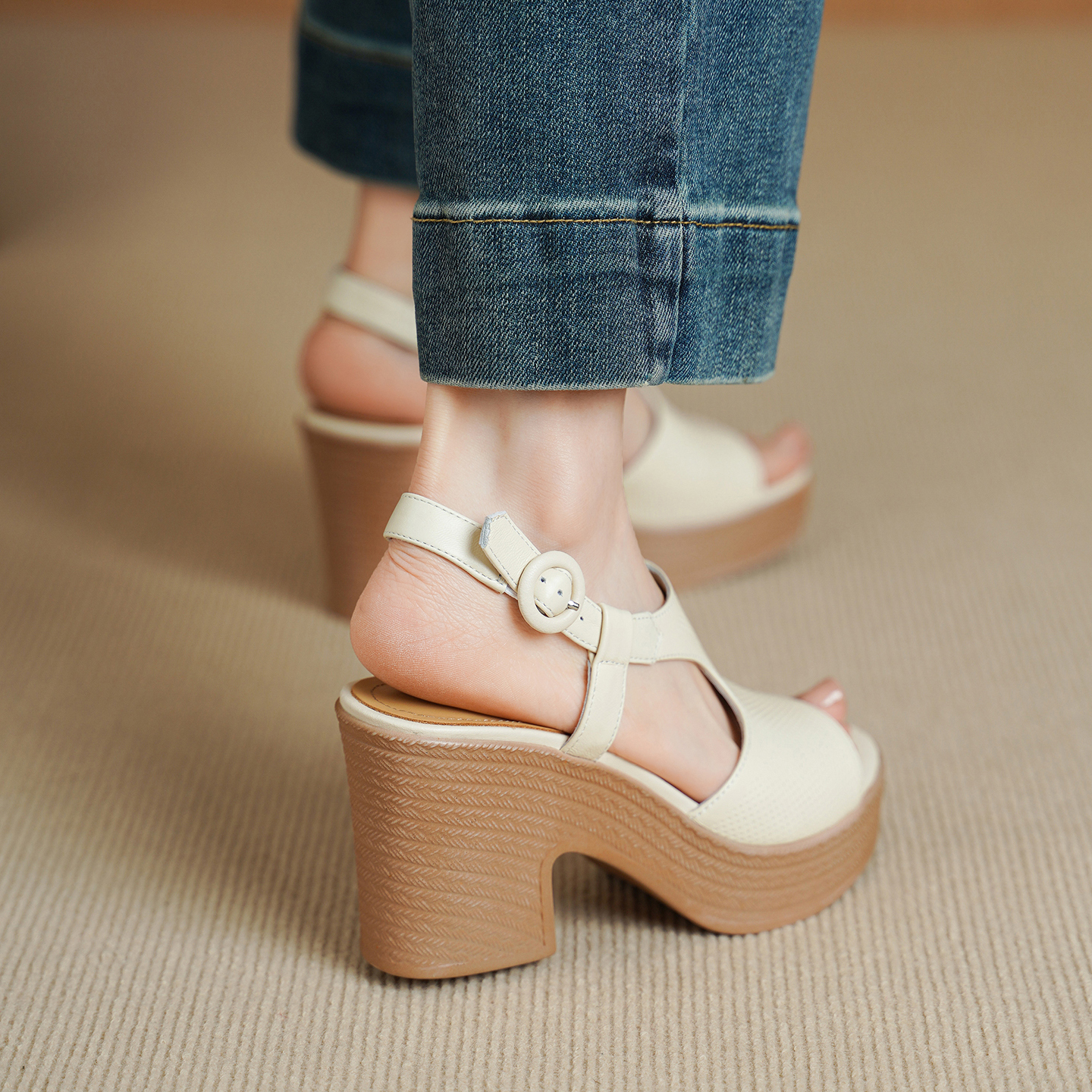 Handcrafted Full-Grain Lambskin Chunky Heel Platform Sandals, Women's Perforated Slingback Shoes foto 5