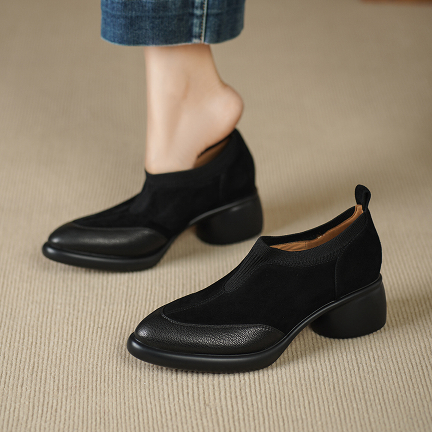 Soft Suede Chunky-heel Pumps With A Low Cut And A Single Strapa Mary Jane Style foto 3