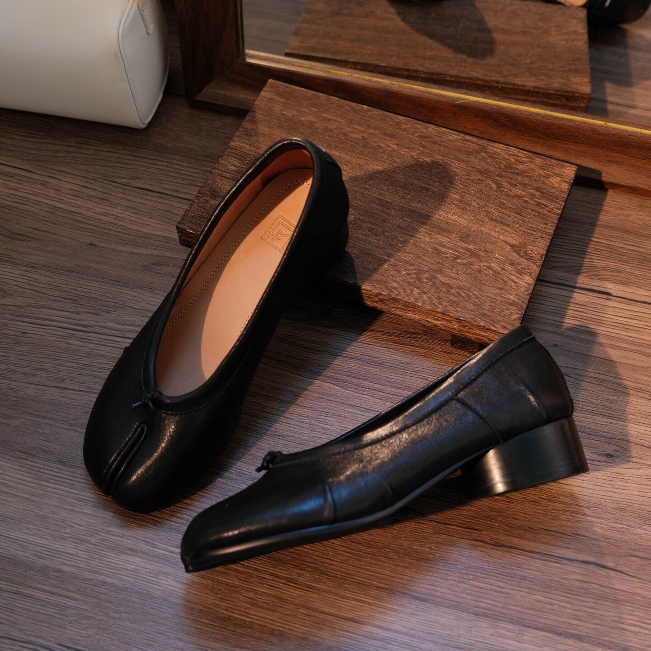 Pigfoot Splittoe ShoesCreased With A Chunky Heel And A Shallow Peeptoe Midheel Pumps foto 5
