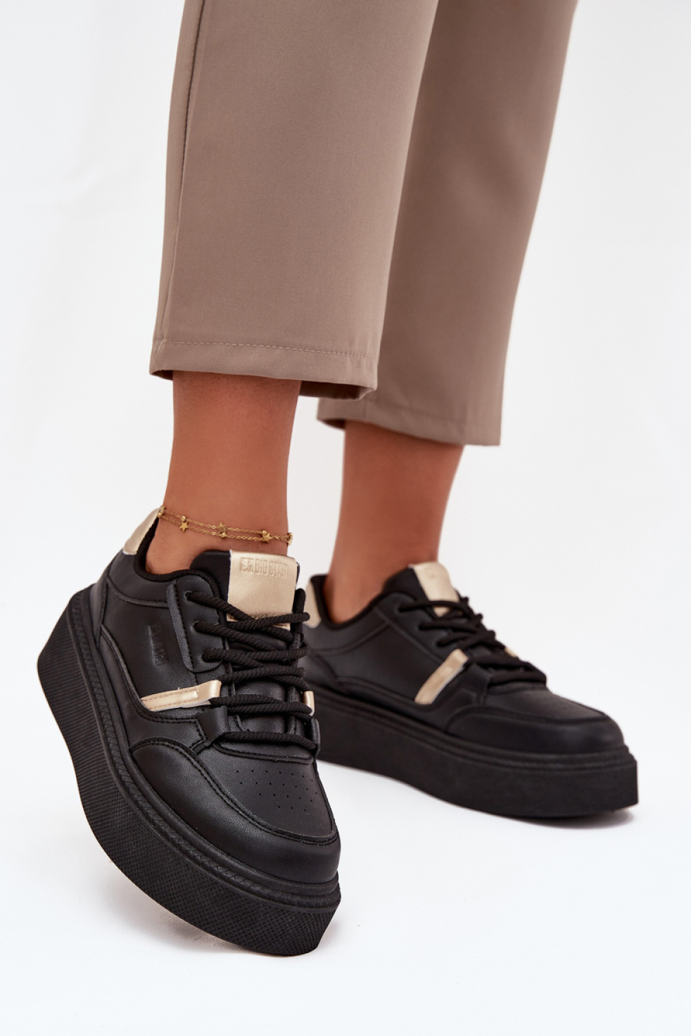 Sportschoenen op een platform Step in style
