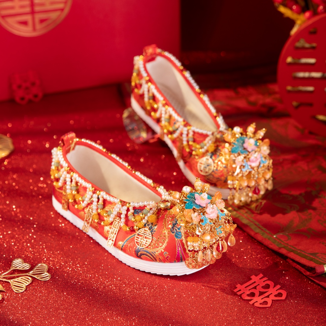 Handmade Original Chinese Wedding Shoes For Women, Red Heavywork Tassel Beaded Bride Xiuhe Shoes With Floral Decoration, Handcrafted Hanfu Shoes foto 4
