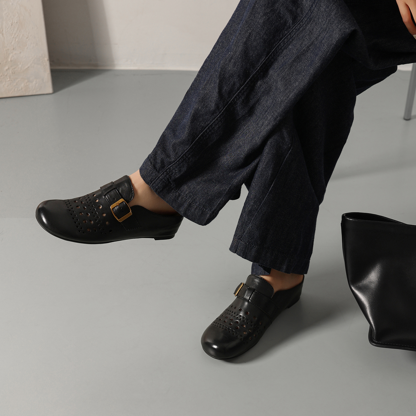 Women's Handcrafted Washed Full-Grain Cowhide Perforated Buckle Mules, Round Toe Flat Backless Slides foto 2