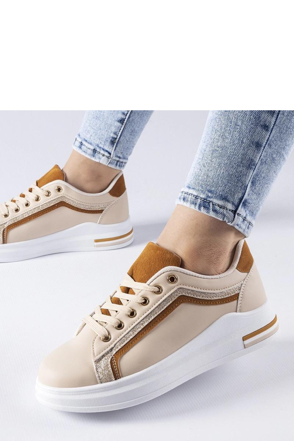 Sportschoenen op een platform Solea