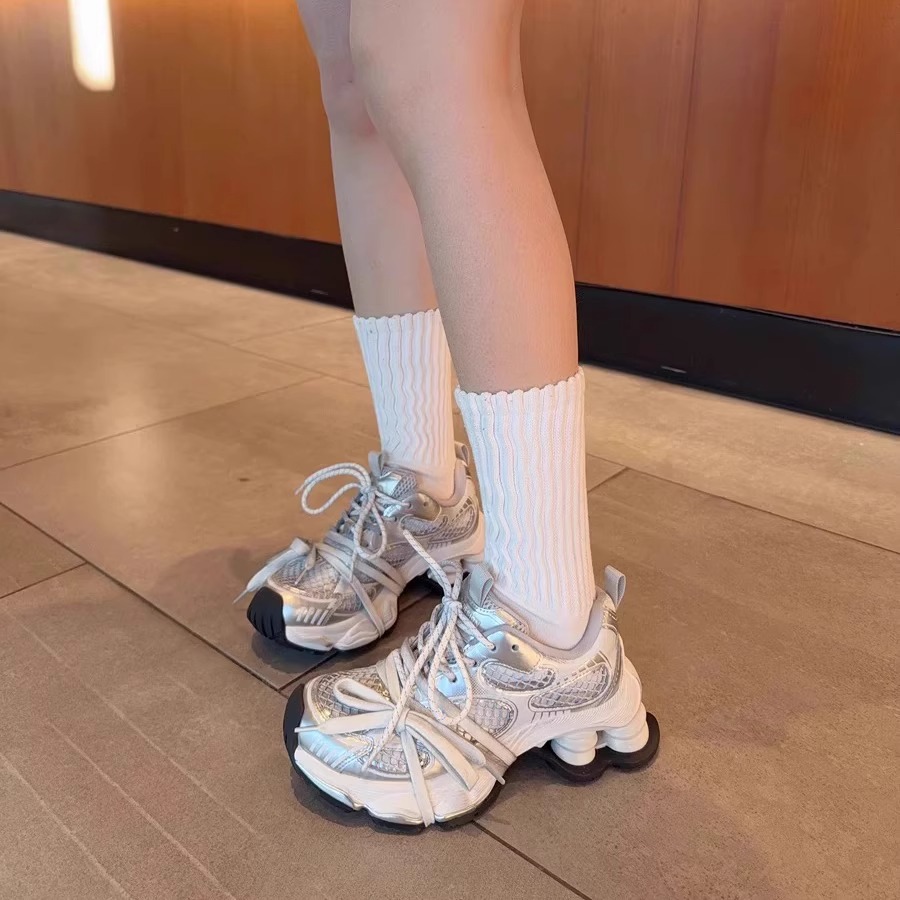 Breathable Versatile Silver Sneakers With A Subtle Lift foto 5
