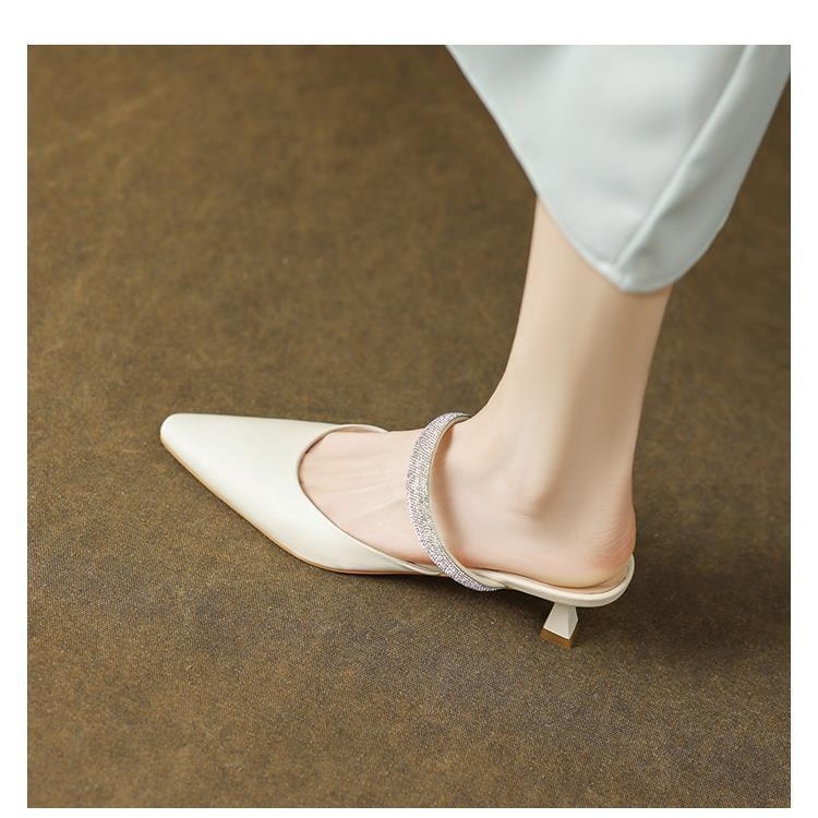 Stylish Stiletto Heels With Rhinestone Detailing And A Closed Toe foto 5