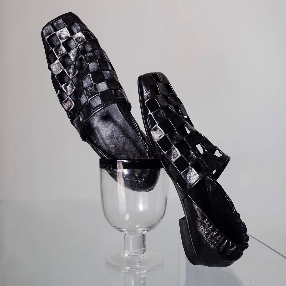 Womens Retro Flat Shoes With Hollowed-Out Pleats For A Sophisticated Look foto 4