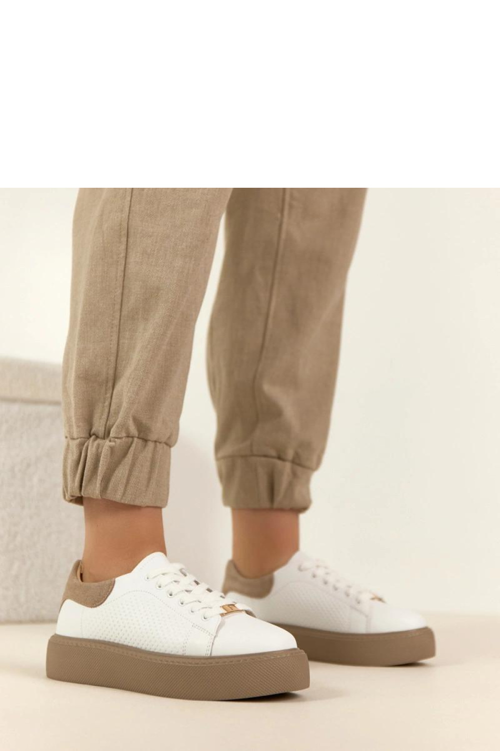 Sportschoenen op een platform Solea