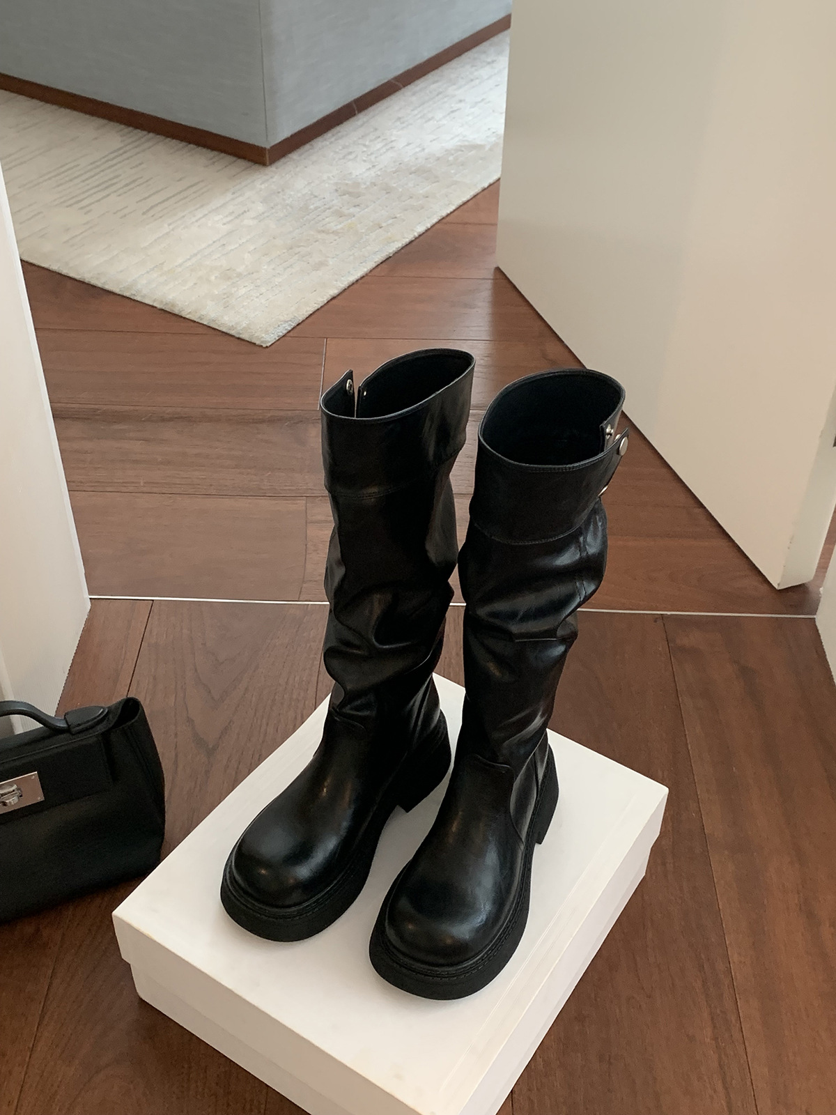 Women's 5cm Height-Enhancing Three-Dimensional Round-Toe Thick-Soled Chunky-Heel Riding Boots With Snap Buttons foto 2