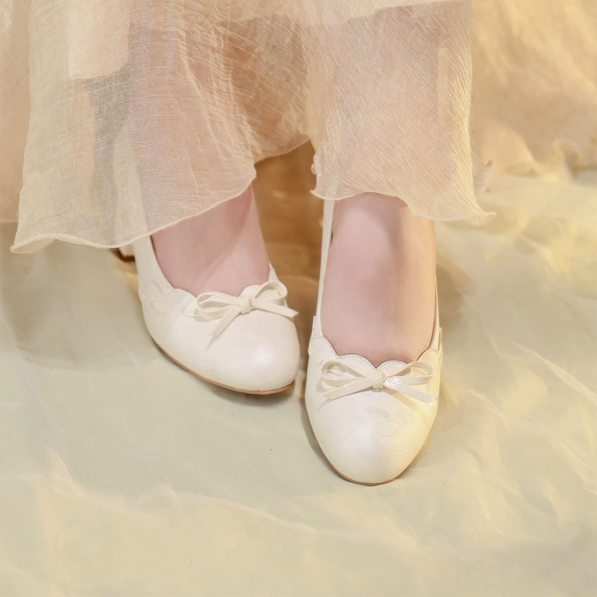 Gentle Satin Bow Block Heel Pumps, Ivory Jacquard Slip-On Shoes For Work & Parties foto 3