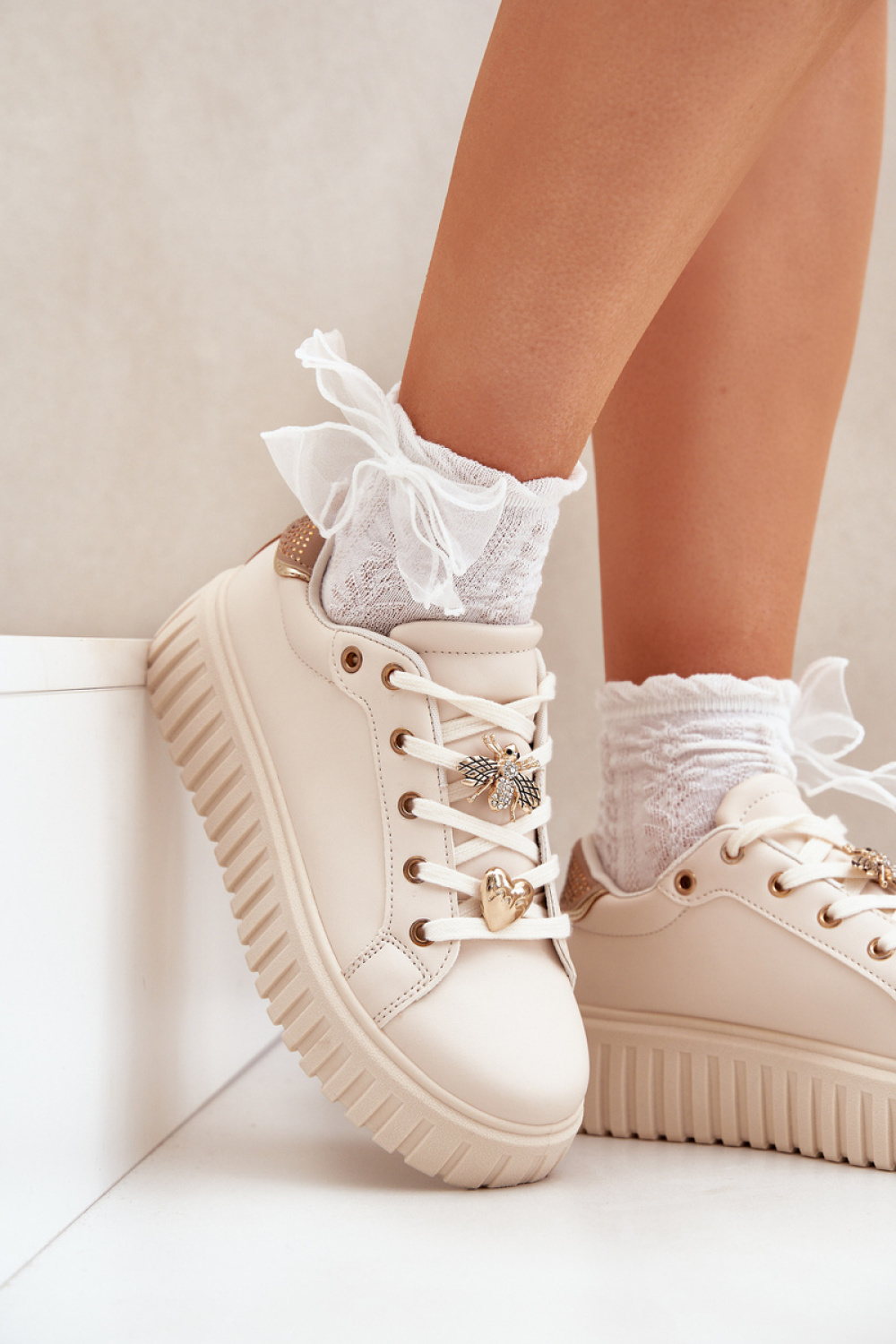Sportschoenen op een platform Step in style foto 3