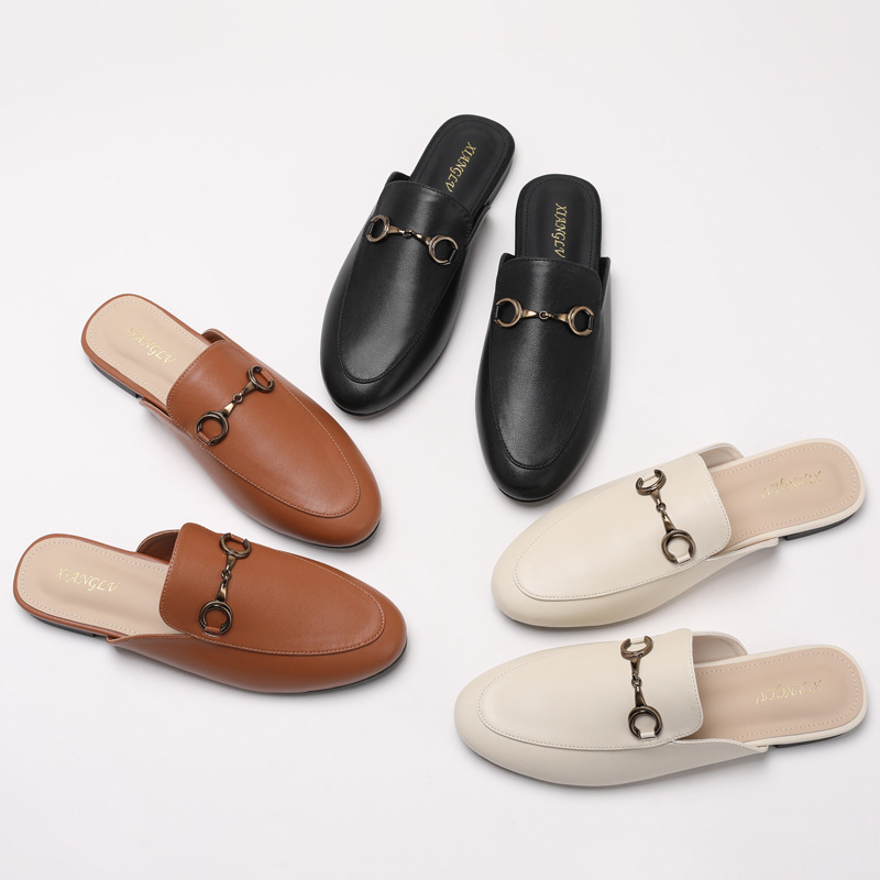 Flat-bottomed Slip-on Loafers With Horsebit Buckles And A Closed Toe foto 2