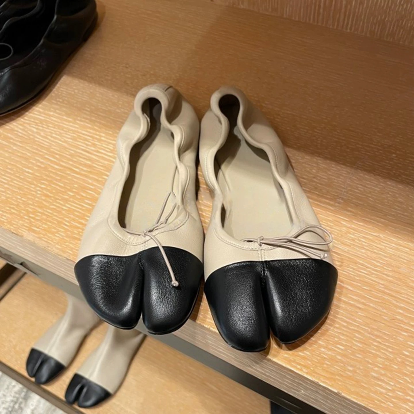 Bow-tie Low-cut Peep-toe Pumps foto 2