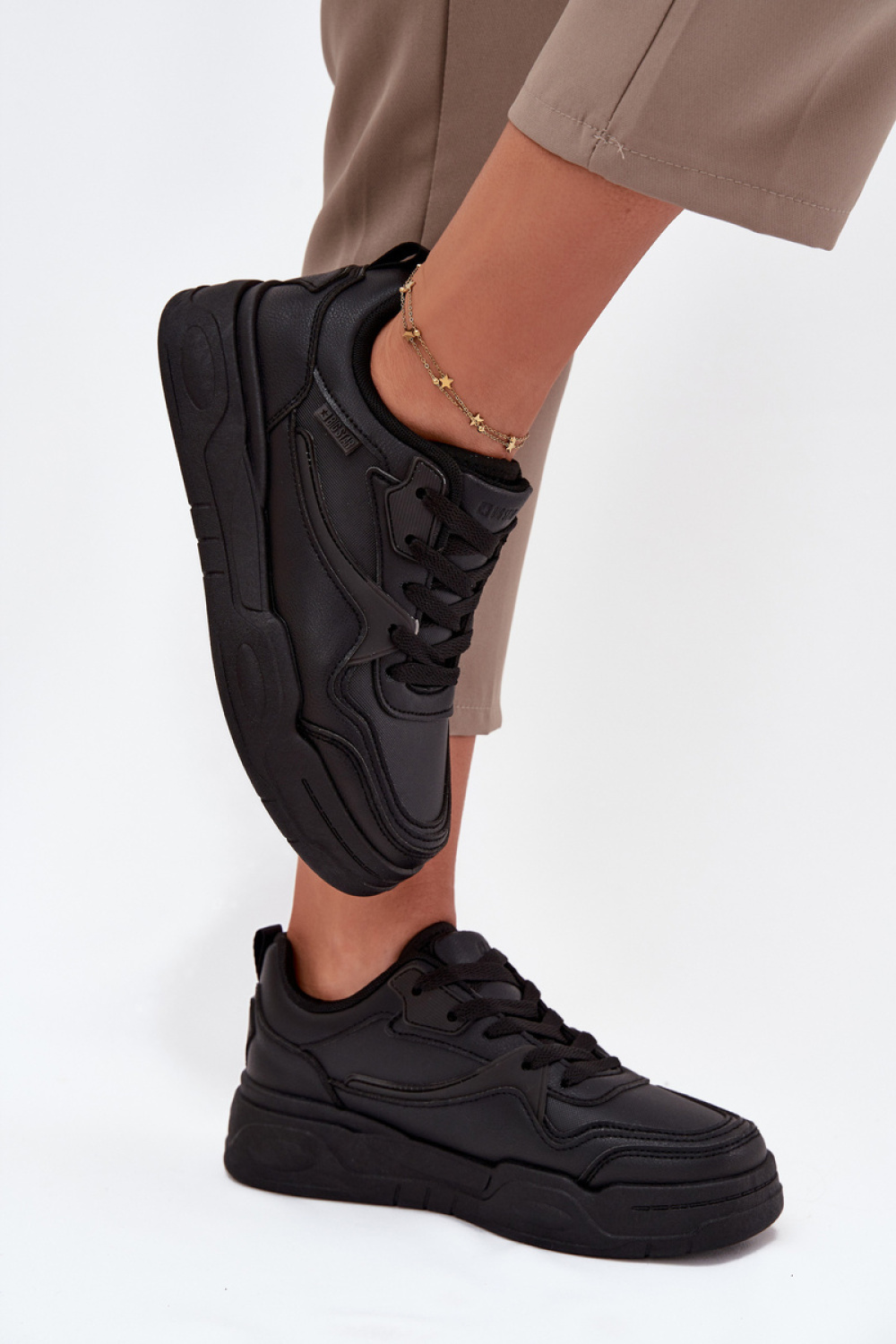 Sportschoenen op een platform Step in style foto 3