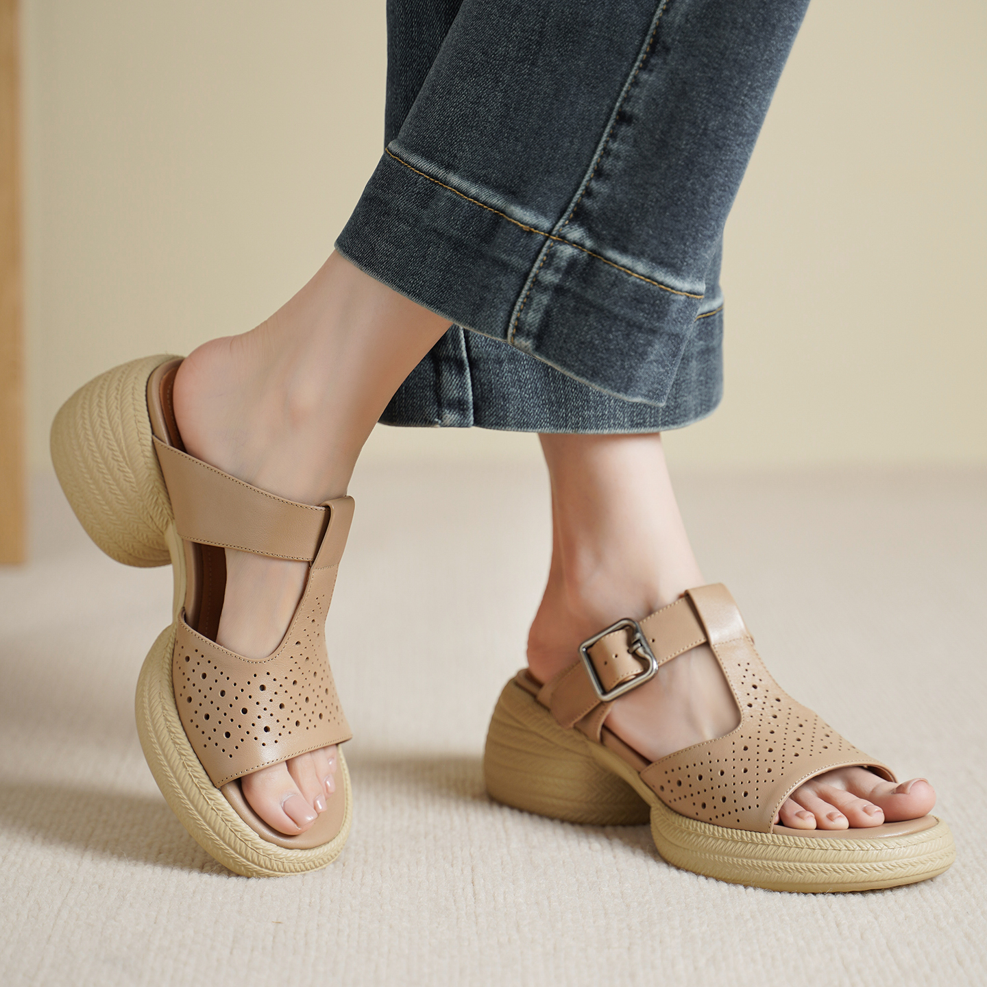Premium Handmade Washed Leather Perforated Mule Sandals, Women's Chunky Platform T-Strap Slides foto 5
