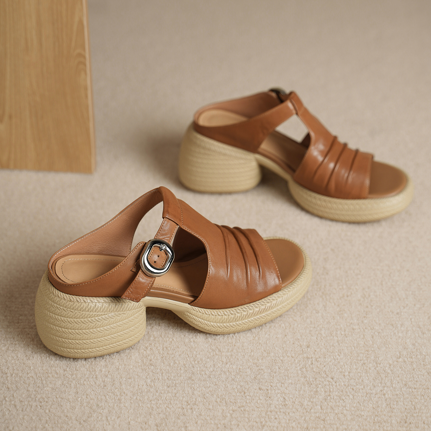 Women's Handcrafted Full-Grain Leather Ruched T-Strap Platform Mule Sandals, Chunky Heel Slides With Buckle foto 5