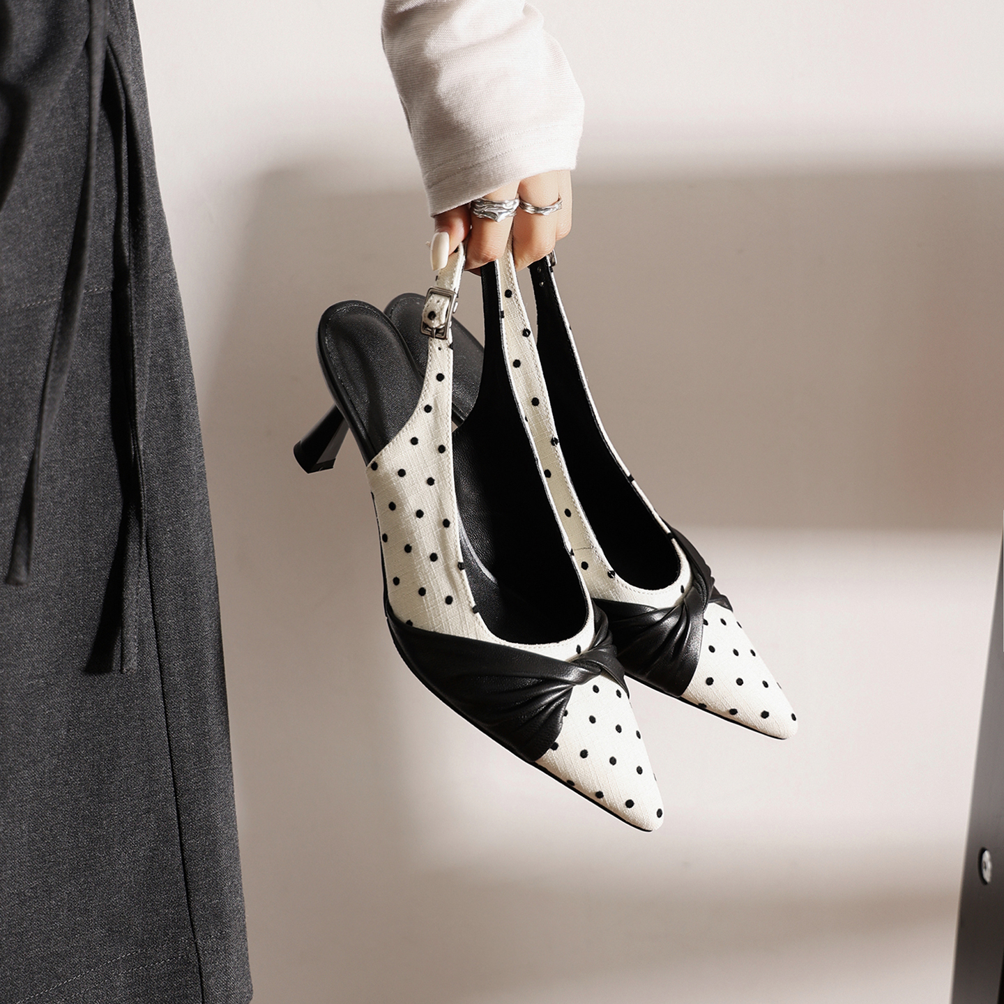 Women's Polka Dot Slingback Heels, Pointed Toe Genuine Lambskin Slingback Pumps foto 4